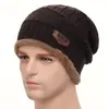 Gorro y bufanda de invierno transfronterizos conjunto de dos piezas para hombre gorro de punto cálido con forro de forro polar protección para los oídos para montar al aire libre gorro de lana para la cabeza