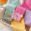 Nova coleção outono e inverno: meias listradas de cano médio em tons de rosa e café, da moda, para mulheres, respiráveis, macias, com um estilo preppy e um detalhe de laço