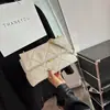 Bolso de textura de moda para mujer, nuevo bolso de moda acolchado con cadena para principios de otoño de 2026, bolso de hombro y cruzado de nicho para damas
