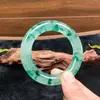 Pulsera de Jade Transparente y Translúcido tipo Hielo con Textura de Patrón Verde Dinámico y a Mano Alzada, Joyería Retro de Nicho Estilo Chino Nuevo para Mujer