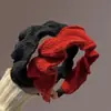 Diadema de punto roja vintage para mujer, con un aspecto sofisticado, perfecta para otoño e invierno, con un diseño de corona alta, ala ancha plisada y estilo versátil.