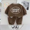 Nuevo Conjunto de Dos Piezas para Niños de Algodón con Cuello de Béisbol Estampado de Letras Sudadera Casual Pantalones Estampados Moda Fabricante Venta al por Mayor