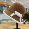 Estilo Nuevo Otoño e Invierno Costura de Borde Crudo Cálido y Versátil Sombrero Cubeta Mostrando la Cara Estilo Hepburn Pequeño Elegante Sombrero de Pescador para Mujer