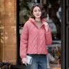 Chaqueta corta de algodón con capucha para mujer, nuevo estilo invierno 2026, popular este año, abrigo corto de algodón acolchado ligero y cálido