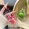 Um pingente de maçã, decoração de bolsa de frutas simulada, chaveiro de paz e alegria da véspera de Natal, presente de Natal para meninas