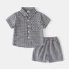 Traje coreano de verano de manga corta para niño 2025 nueva camisa casual a cuadros para niños de dos piezas ropa de moda para niños al por mayor