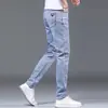 Jeans de alta gama azul claro para hombre, temporada primavera-verano, corte slim, nuevos 2026, versátiles, elásticos, casuales, pantalones largos