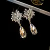 Pendientes Colgantes de Flor con Diamantes Estilo Europeo y Americano, Gota de Agua, Pendientes de Lujo Ligero de Gama Alta, Pendientes Elegantes, Suaves y Versátiles para Mujer
