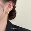 Pendientes redondos dorados con diseño de nicho único para mujer, otoño e invierno 2024, nuevos pendientes de lujo ligeros y explosivos de alta gama.