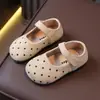 Zapatos pequeños de cuero para niñas, nueva colección otoño 2026, zapatos de vestir de estilo Birkenstock, modernos y versátiles, diseño de lunares, adecuados para uso en exteriores, zapatos slip-on de moda