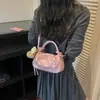 2026 Bolsa de Mão Fashion Retro com Bolinhas Pretas Bolsa Pequena com Pingente de Urso Nicho Ombro Único Transversal Versátil Couro Macio Bolsa de Axila