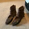 Outono 2026 Novo Retro Bico Quadrado Botas de Cano Curto Marrons Femininas Versáteis Aumento Interno Vazadas Botas para Calça Botas Emagrecedoras
