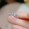 Anillo Semi-Eterno de Plata Pura S925 de Silver Art Source con un Diseño Único y Elegante Estilo Ins, Anillo para Mujer con Diamantes Brillantes, Versátil para el Uso Diario