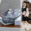 Sapatos Infantis Sandálias Esportivas Infantis 2026 Novo Verão Meninas Crianças Médias e Grandes Malha Respirável Sapatos de Malha Super Bonitos