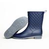 Venta al por mayor de fábrica de nuevos zapatos de agua con tubo antideslizante a cuadros, forro de moda para mujer, botas de lluvia casuales resistentes al desgaste y cálidas para adultos