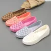 Zapatos de Enfermera Estilo Nuevo, Sandalias Blancas de Plástico para Mujer de Verano, Zapatos Cómodos para Mamá de Suela Suave, Zapatos Planos de Playa con Pedrería para Mujer, Botas de Lluvia para Mujer