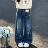 Conjunto de suéter para meninas, nova coleção outono 2026, apresentando um suéter de tricô com urso de desenho animado e calça jeans de perna larga, um conjunto de duas peças em um estilo coreano moderno