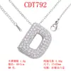 Moderna y Versátil Colgante de Alfabeto Inglés de 26 Letras con Microincrustaciones de Cobre Puro Cadena para Clavícula Suministro Directo Joyería de Collar para Mujer
