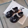 Sapatos de Couro para Meninas Primavera 2025 Estilo Britânico Pérola JK Mary Jane Sapatos de Princesa para Meninas Solado Macio Crianças de Tamanho Médio e Grande Mocassins