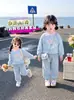 Conjunto de roupa de outono para meninas, roupas infantis, novo estilo 2026, design de desenho animado da moda, moletom para meninas, coleção de outono, calça xadrez infantil