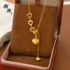 Esperando el nuevo producto: un collar de cadena para clavícula ligero, delicado y único de estilo veraniego con un diseño de corazón hueco cepillado en acabado dorado