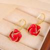 Aretes de camelia 2024 nuevo diseño popular de nicho gancho para la oreja de alta gama temperamento de lujo ligero aretes para mujer al por mayor