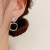 Pendientes de placa geométrica con microincrustaciones de circonita, estilo retro francés, con personalidad de nicho y diseño versátil para mujer.