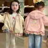 Top Bordado Estilo Princesa para Bebê Menina, Roupa de Primavera 2026 para Bebê Menina Novo Modelo, Jaqueta Casual Xadrez Patchwork para Meninas Tendência