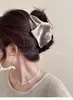 Pinza para el Cabello de Tela con Relieve de Rosa 2026 Nuevo Estilo Pinza de Tiburón para Moños en la Parte Posterior de la Cabeza Accesorio de Cabello de Alta Gama para Mujeres
