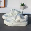 Nueva colección Primavera/Otoño 2026: Zapatillas bonitas de suela gruesa para mujer, con un diseño único, perfectas para estudiantes y versátiles para el uso casual