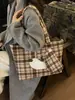 Bolsa de Lã Retrô para o Dia a Dia 2025 Nova Moda Grande Capacidade Bolsa de Ombro Feminina Bolsa Tote para Saída de Estudante Universitário