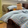 Nuevo conjunto de cuatro piezas de gasa con rayas de lujo ligero, estilo ins, puntada de triángulo simple, borde de concha, funda de edredón de algodón puro para dormitorio, juego de 3 piezas