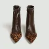 Botines cortos de color block para mujer, venta al por mayor transfronteriza 2026, con punta fina, tacón de aguja, detalles de estampado de leopardo, caña elástica y cremallera lateral para un efecto adelgazante