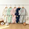 Conjunto de oso con pajarita estilo princesa coreana para niñas, sudadera con estampado de dibujos animados y pantalón jogger conjunto de dos piezas para niños pequeños y niños pequeños