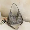 Bolso de mujer de estilo relajado y gran capacidad, nueva colección 2026, con un diseño lindo y ligero, un bolso de hombro, un bolso de tela y un bolso tote con estampado de leopardo para otoño e invierno