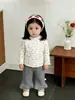 Conjunto de Bebé Estilo Coreano para Principios de Primavera 2026 Moda Primaveral para Niñas Camisa Básica Floral Versátil Pantalones Acampanados de Moda para Bebé