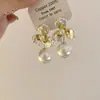 Pendientes Vintage de Perlas y Flores Elegantes y Románticos Estilo Francés, Dulces y Delicados Accesorios para Orejas Suaves para Mujeres