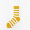 Calcetines Zhuji para Mujer de Otoño e Invierno de Caña Media con Felpa Gruesa Caliente Rayados Modernos Más Fáciles de Combinar Calcetines de Bucles de Terciopelo Coral