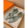 Primeiro Encontro com as Sandálias Vazadas de Salto Baixo com Bico Fino Retro de Moda de Alto Padrão para Mulheres da Temporada, Novo Estilo Primavera-Verão, Elegante Estilo Francês que Combina Bem com Vestidos
