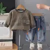 Conjunto de Roupa de Outono para Meninos 2026 Novo Estilo Moda Infantil Primavera e Outono Estilo Coreano Moletom Conjunto de Duas Peças Roupas de Bebê Atacado