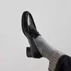 2026 Início da Primavera Super Quente Preto Britânico Versátil Plissado Retrô Desgastado Para o Trabalho Mocassins Casuais Salto Bloco Sapatos Únicos