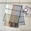 Bufanda de cachemira tejida oscura estilo universitario para mujer otoño e invierno cálida chal de borlas en contraste color café con leche al por mayor