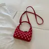 Bolsa de mão estilo coreano com poás, inspirada em faculdade, coleção outono 2026, moderna e única, com design estiloso e alto apelo estético, adequada para carregar sob o braço ou como bolsa de ombro