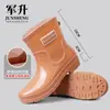 Botas de lluvia de moda para mujer, impermeables y antideslizantes, estilo popular, diseño de caña corta, zapatos de goma de suela gruesa estilo japonés, duraderos, cálidos y adecuados para uso en la cocina