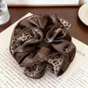 Scrunchie de Luxo com Estampa de Leopardo na Cor Café para Mulheres, Elástico de Cabelo da Moda para Coque, Corda de Cabelo Grande Estilo Preguiçoso Fábrica de Acessórios de Cabelo