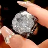 Joia Quente Nova 2025 Fundo de Cobre Banhado a Ouro Diamante Branco Sintético Corte Rosa Anel de Ouro Negro Acessível de Luxo para Mulheres 16mm