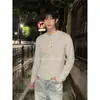 Camada base masculina de alta qualidade, ombros estruturados, estilo americano, com base texturizada listrada, estilo old money, gola Henley, camiseta de manga longa, coleção de outono