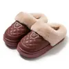 Chinelos de inverno femininos 2026 novo modelo, antiderrapantes, quentes, para uso interno em casa, de sola grossa, forrados com pelúcia, chinelos de algodão para casa com calcanhar fechado