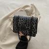 Inverno 2024 Nova Elegante Fashionável Corrente de Axila Ombro Único Pequena Bolsa Quadrada Feminina Estilosa Estampa de Leopardo Retrô Europeia e Americana Bonita