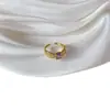 Anel Dourado Estilo Antigo com Brilho de Diamante para Mulheres Retrô Nicho Alto Padrão Luxo Leve Versátil Aberto Tendência 2025